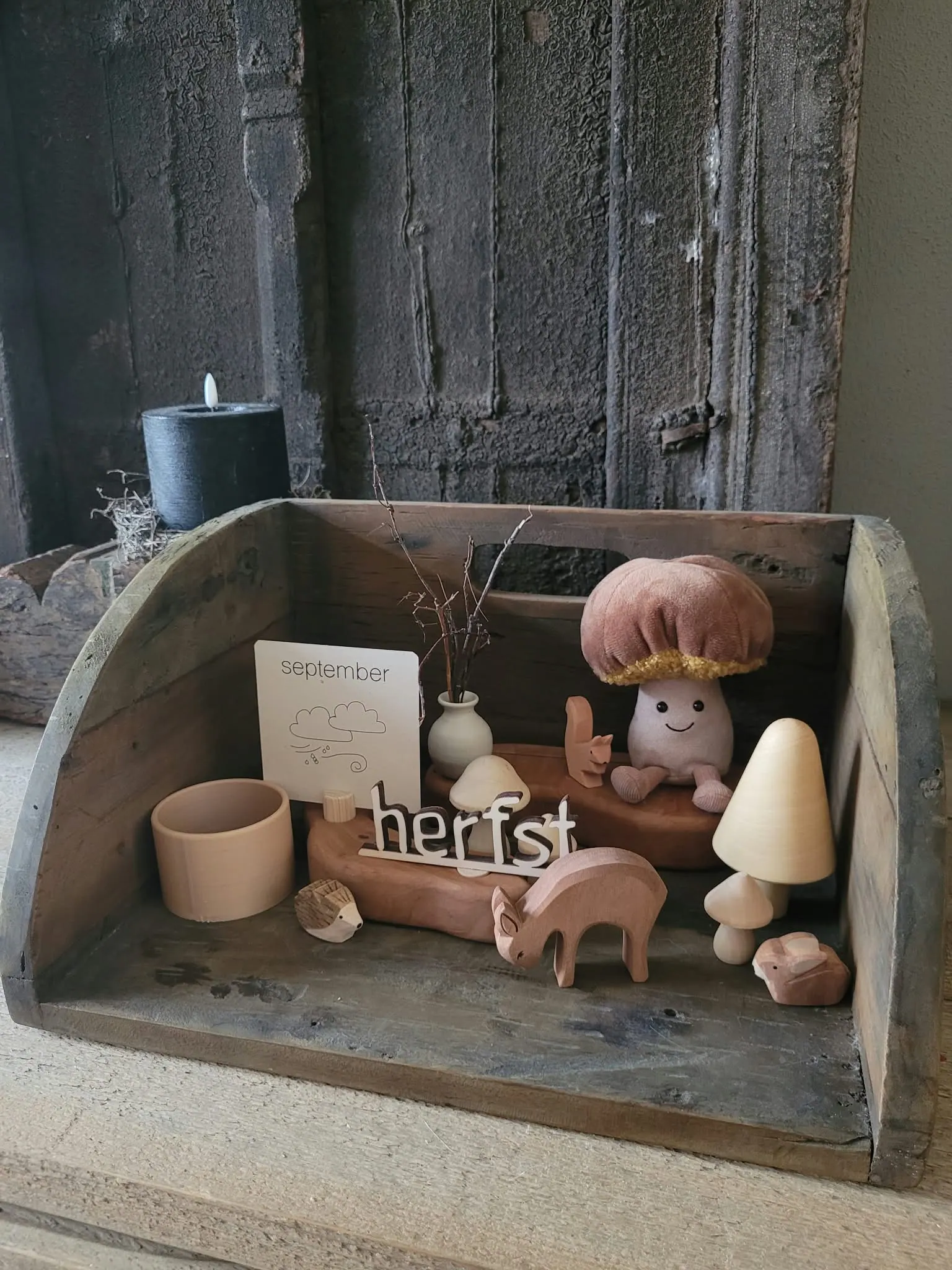 Houten herfst-decoratie met paddenstoel, diertjes en kaarsje in houten kistje
